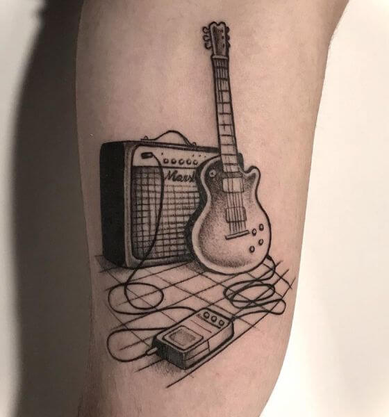 buen tatuaje de guitarra