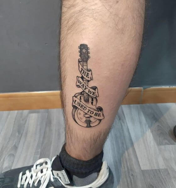 tatuaje de guitarra en el pie
