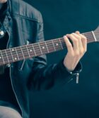 ¿Qué técnicas básicas de guitarra debería aprender como principiante?