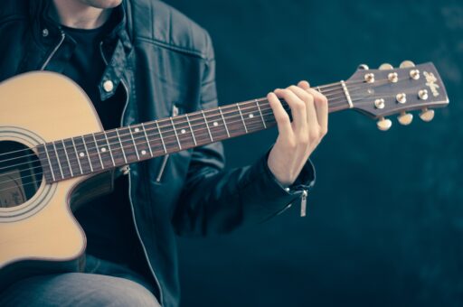 Â¿QuÃ© tÃ©cnicas bÃ¡sicas de guitarra deberÃ­a aprender como principiante?